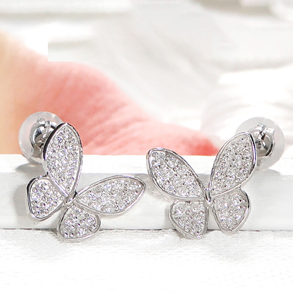 ダイヤモンドと蝶のピアス